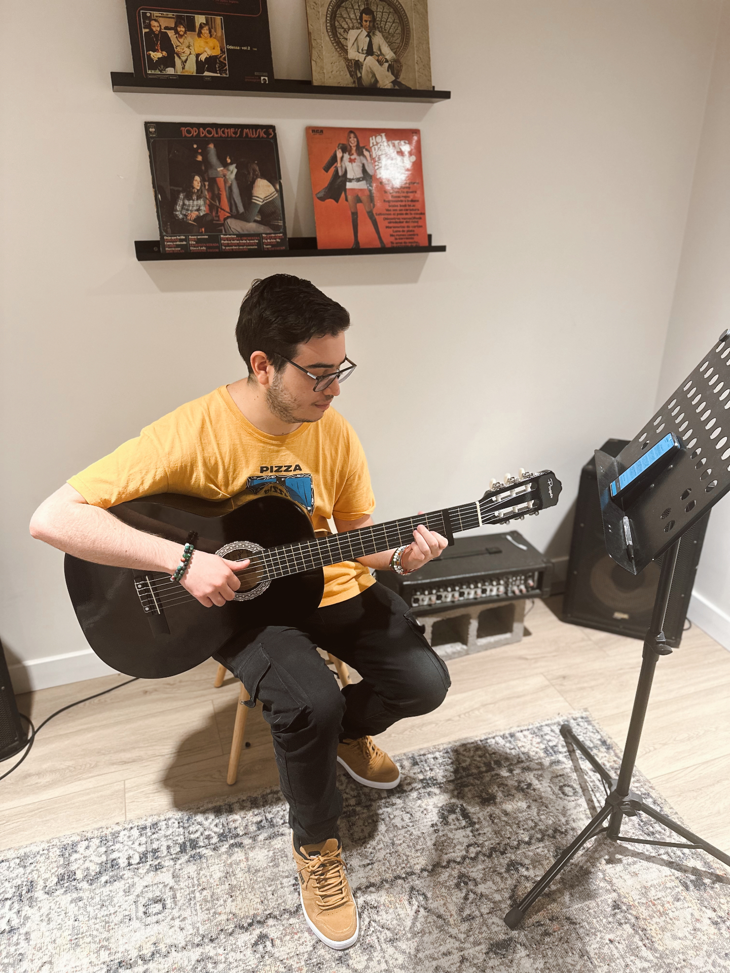 Alumno tomando clase de guitarra