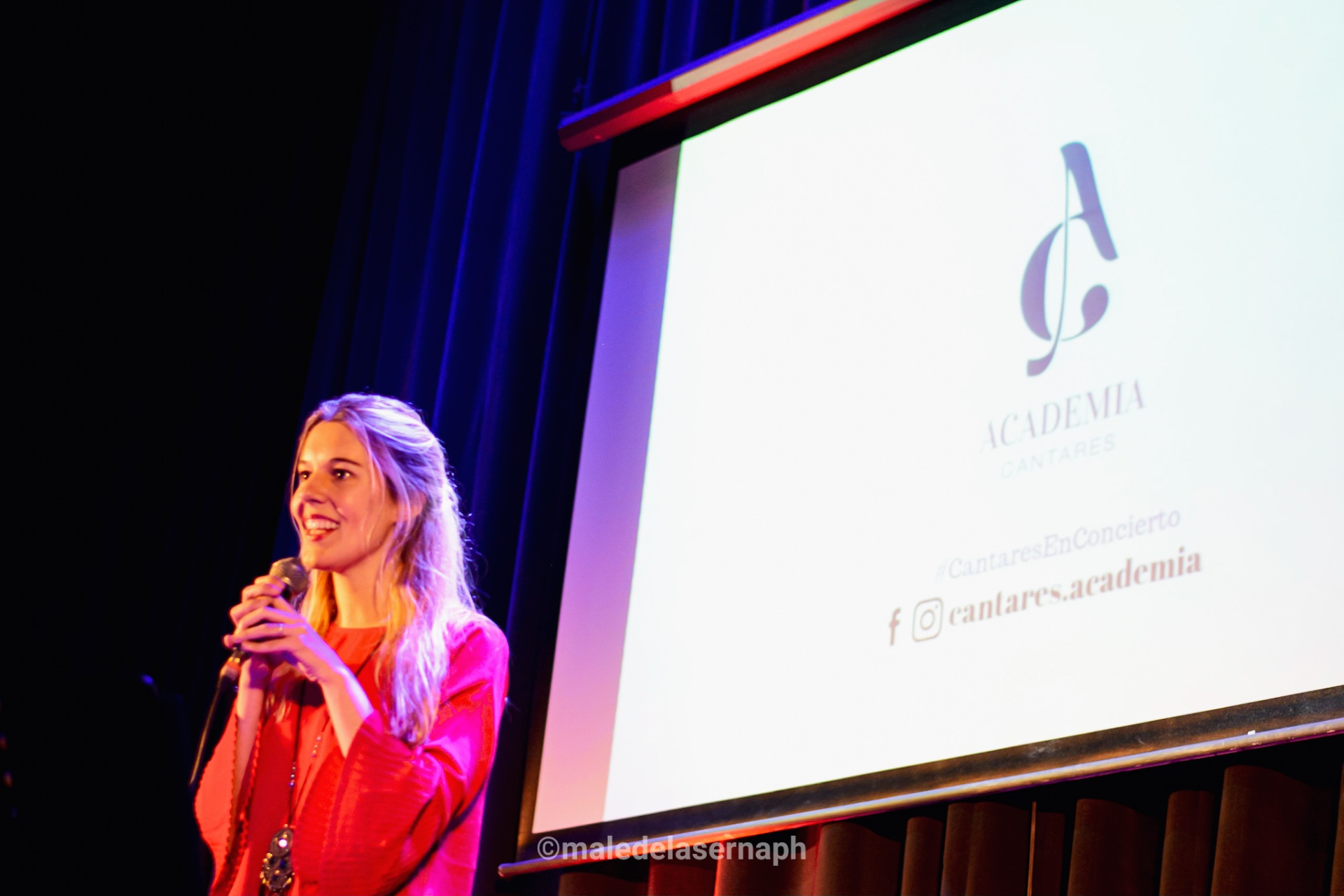 Presentación de Cantares en Concierto con el logo proyectado en escena